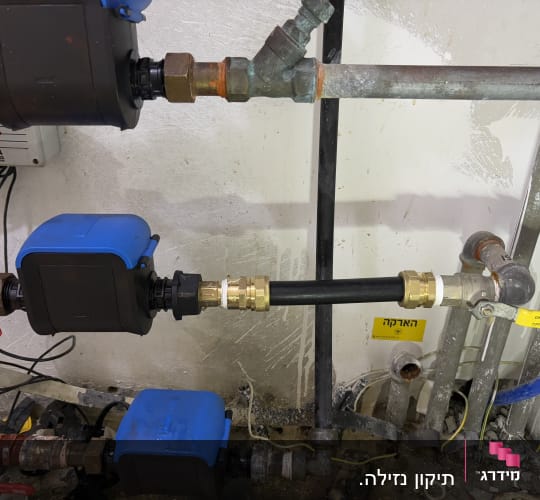 צנרת ומחברים בעבודת אינסטלציה